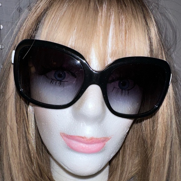 🔥🕶️ CHANEL Black&White Bow Logo Sunglasses. Adorable&Beautiful! Great condition - Picture 3 of 13